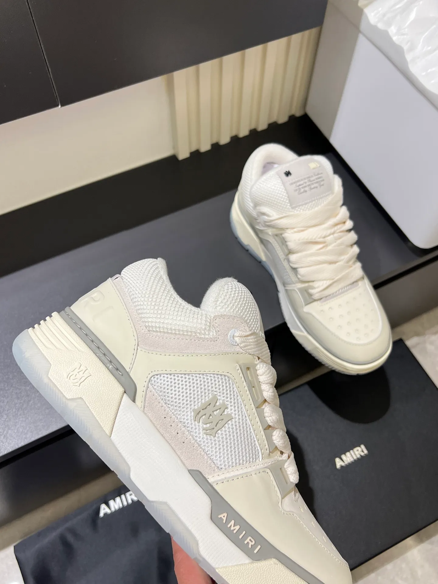 Men's shoes 💰p680 [AMIRI] 2025 spring and summer series new sneakers, new 🆕 bread shoes, bread shoes have a very special big tongue design, thickened outsole, rounded toe, oversized rubber sole and perforated star details, whoever wears them will look better! The appearance is responsible, the feet are retro and handsome! Size: 38-45